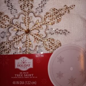 Really Pretty White/Gold/Silver tree skirt